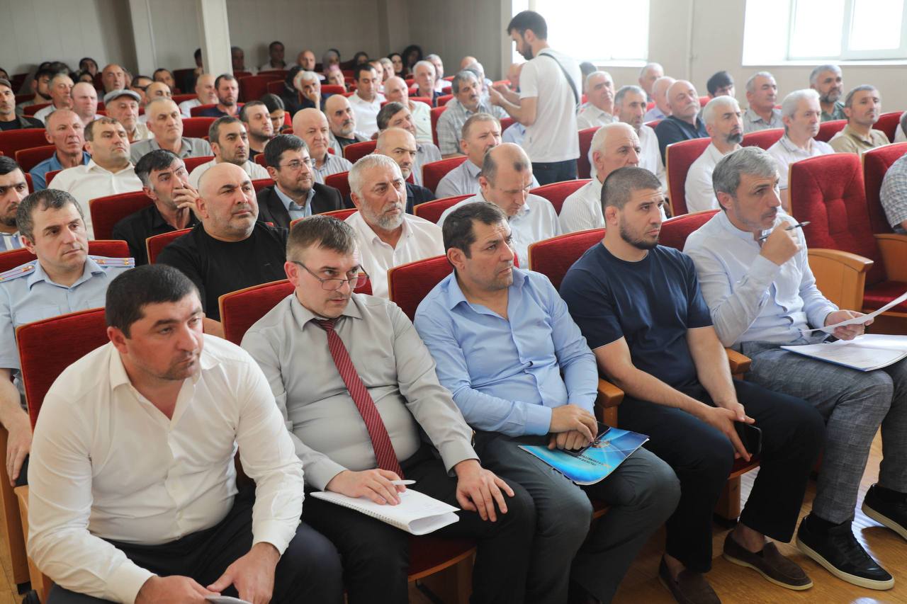 Абдулмуслим Абдулмуслимов провел выездное совещание по социально-экономическому развитию Тляратинского района